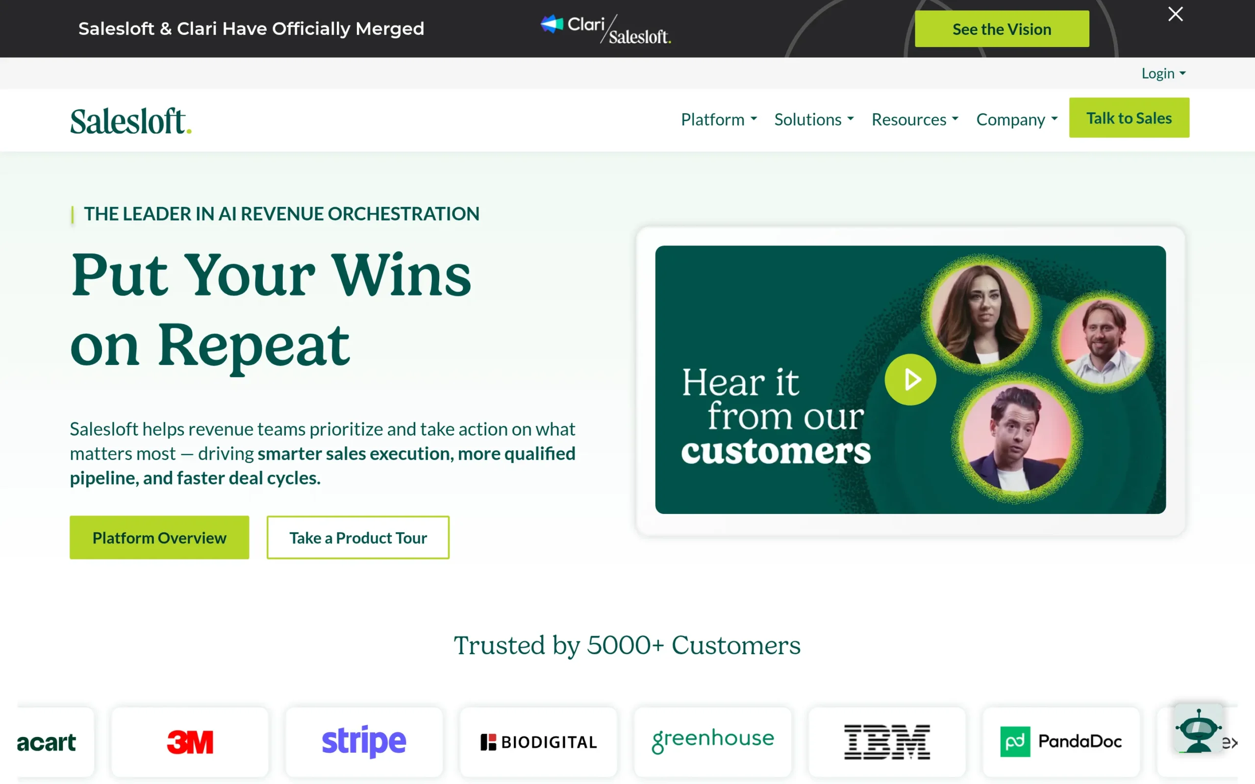 Interface de Salesloft montrant les fonctionnalit&eacute;s cl&eacute;s